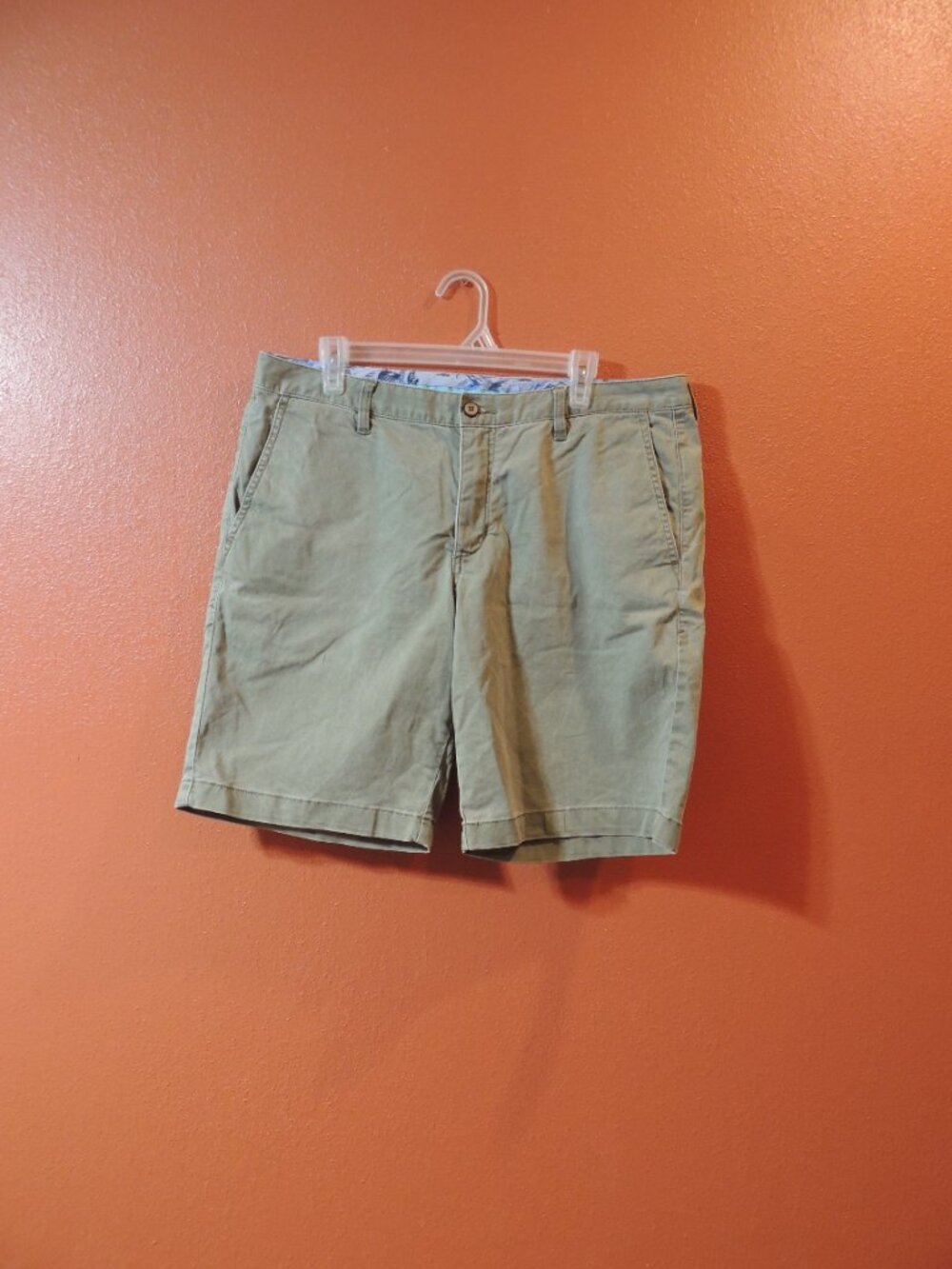 Tommy Bahama Shorts Men Size 35 Gray Pockets Casual Outdoor BBQ Cooking Shorts
